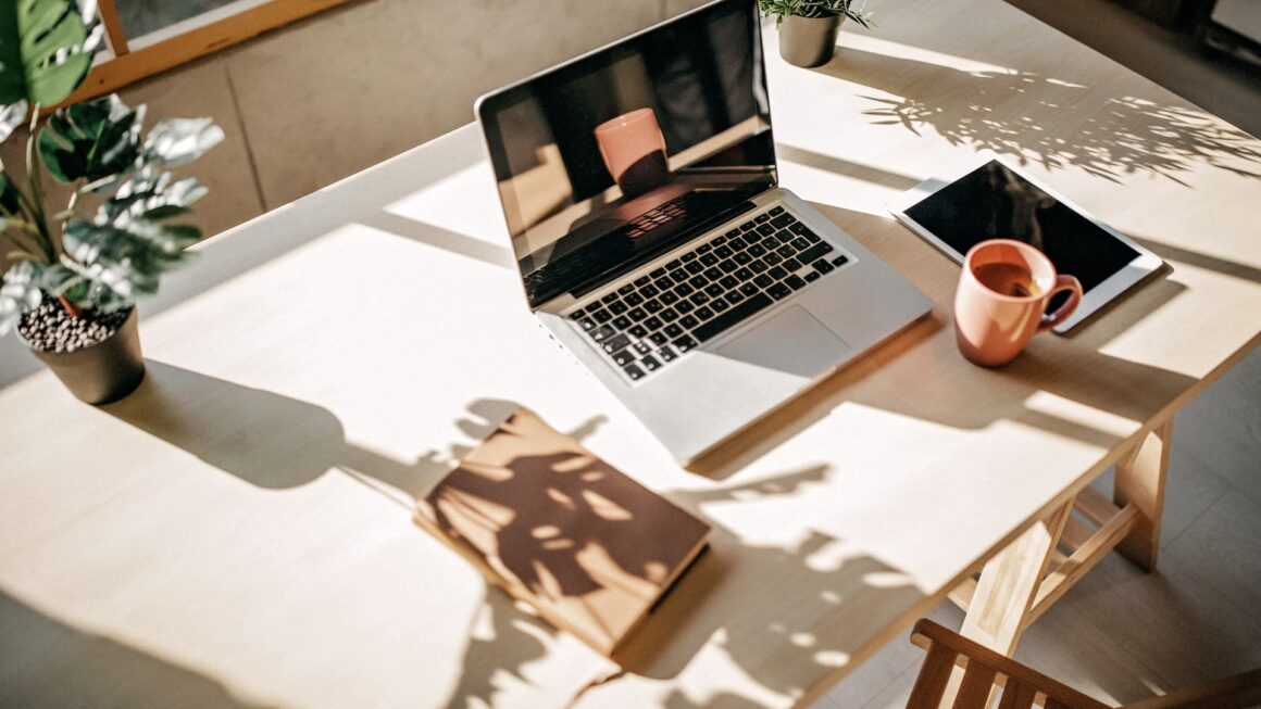 Startujesz z firmą w Łodzi? Zobacz, jak zaoszczędzić na biurze.