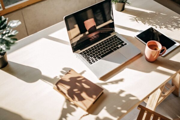 Startujesz z firmą w Łodzi? Zobacz, jak zaoszczędzić na biurze.