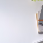 Notatniki, długopis i klawiatura – symbol pracy biurowej oraz zmiany adresu firmy na wirtualne biuro Łódź.