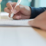 Osoba wypełniająca formularz zmiany adresu firmy w CEIDG – wirtualne biuro Łódź.