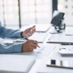 Analiza firmowych kosztów przy dokumentach i kalkulatorze w poszukiwaniu oszczędności, m.in. dzięki przejściu na wirtualne biuro.