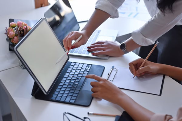 Firmy IT w Łodzi — dlaczego wybierają wirtualny adres zamiast tradycyjnego biura?