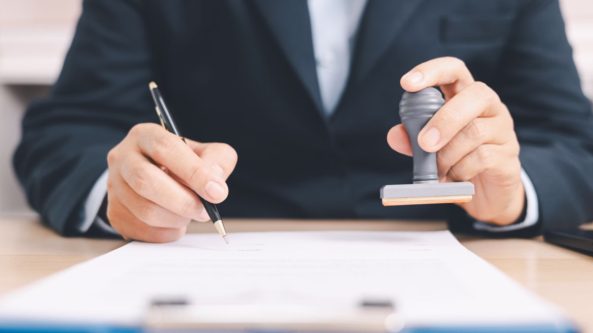 Weryfikacja adresu firmy w wirtualnym biurze – podpisywanie dokumentów i pieczątka.