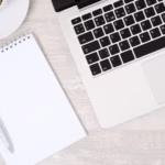 stanowisko pracy z laptopem – praca zdalna i wirtualne biuro