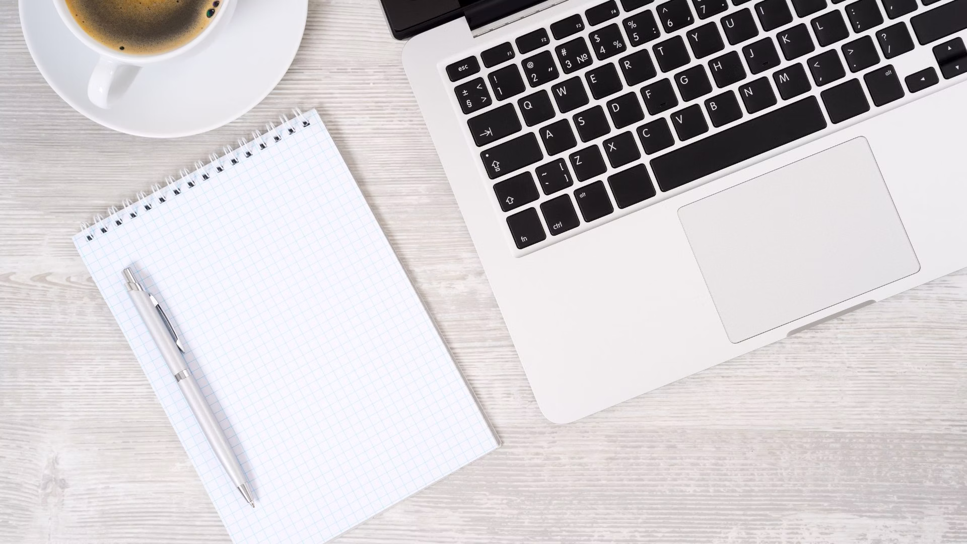 stanowisko pracy z laptopem – praca zdalna i wirtualne biuro