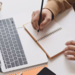 Freelancer pracujący zdalnie przy laptopie korzystający z wirtualnego biura.