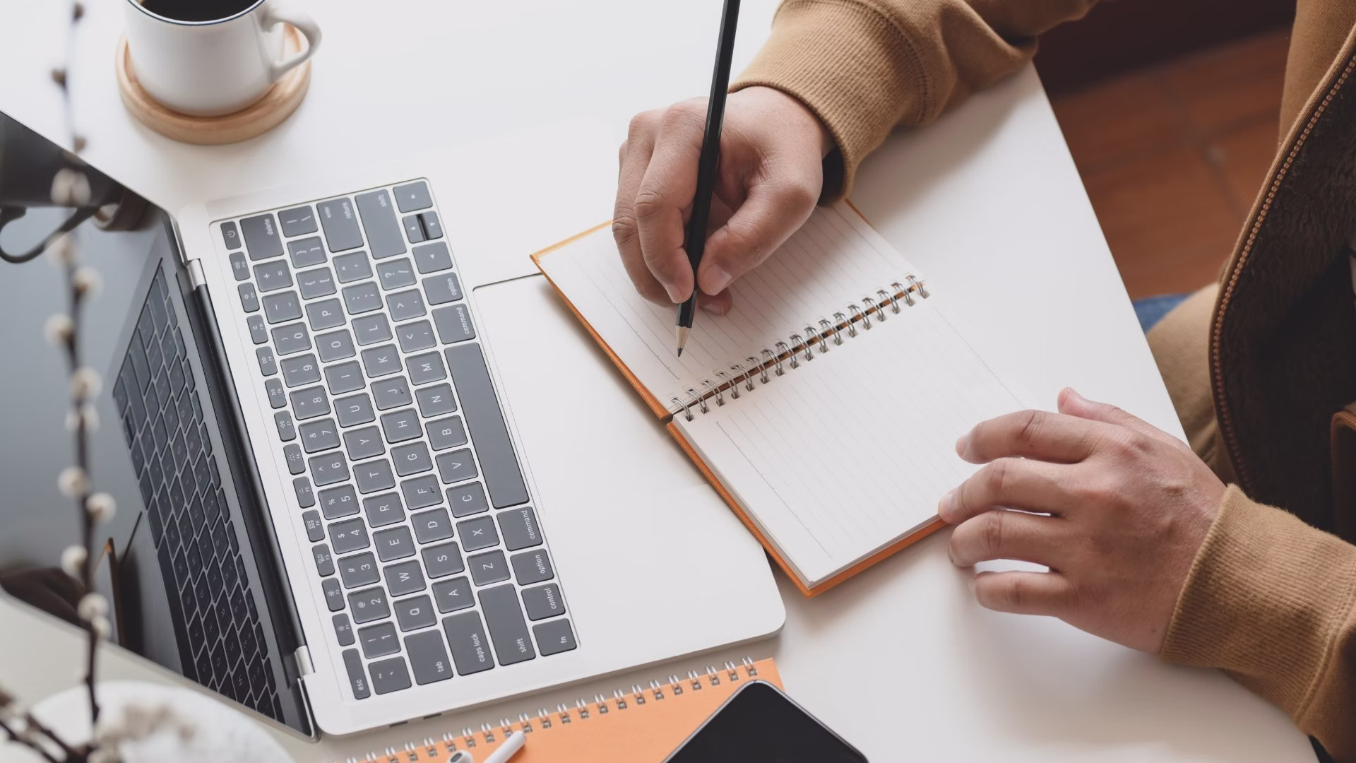 Freelancer pracujący zdalnie przy laptopie korzystający z wirtualnego biura.